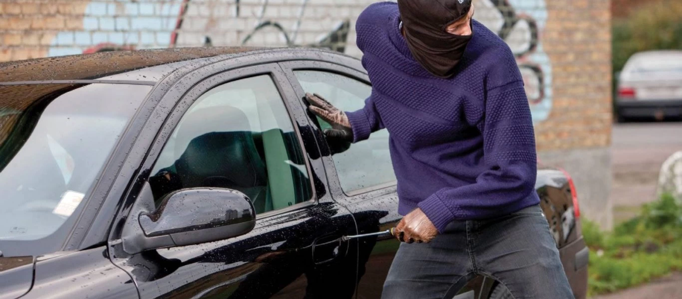 Αγία Παρασκευή: Δείτε πως έκλεψαν από μάντρα αυτοκινήτων 60 καταλύτες (βίντεο)